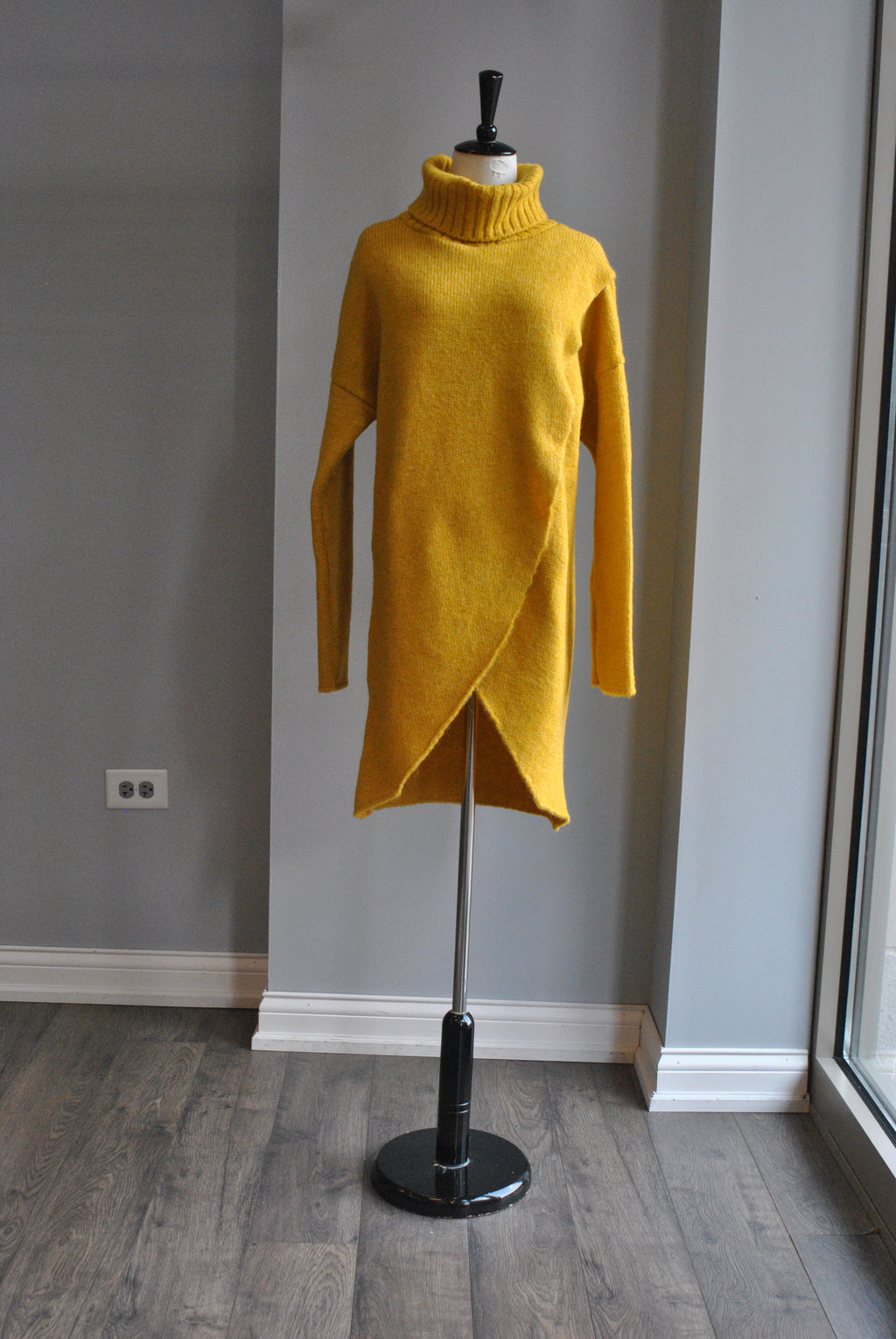 MUSTARD TURTLENECK STYLE LOG SWEATER