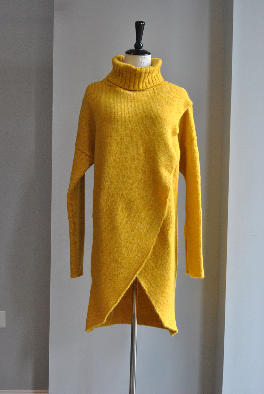 MUSTARD TURTLENECK STYLE LOG SWEATER