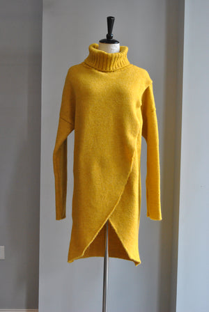 MUSTARD TURTLENECK STYLE LOG SWEATER