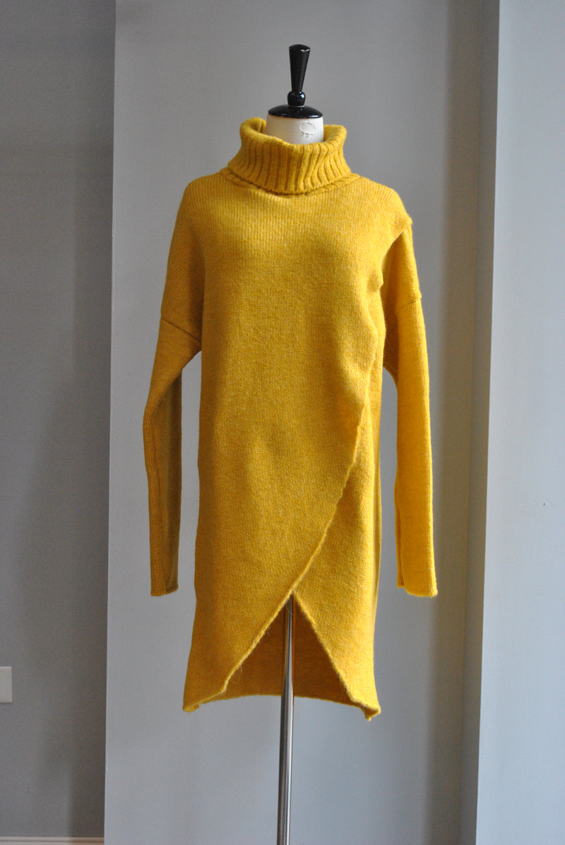 MUSTARD TURTLENECK STYLE LOG SWEATER