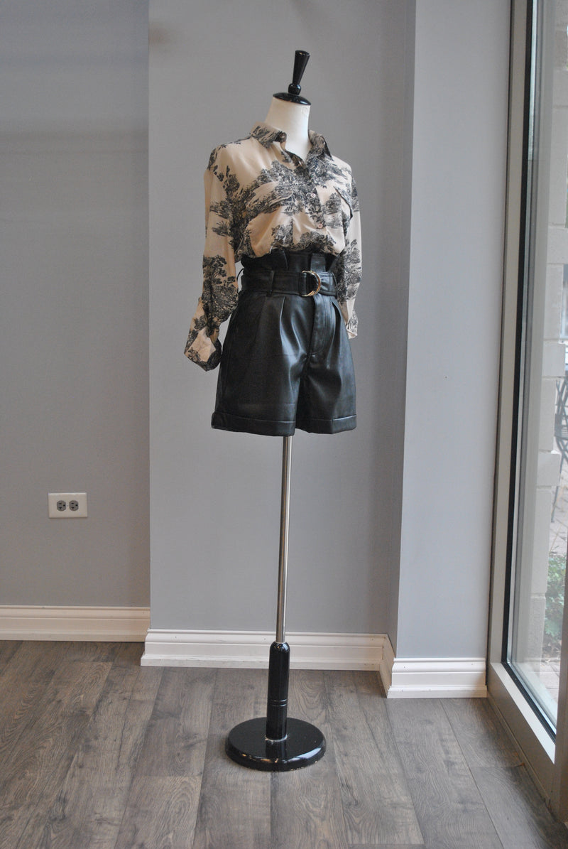 BLACK FAUX LEATHER HIGH WAISTED SHORTS WITH A BELT AND SIDE POCKETS