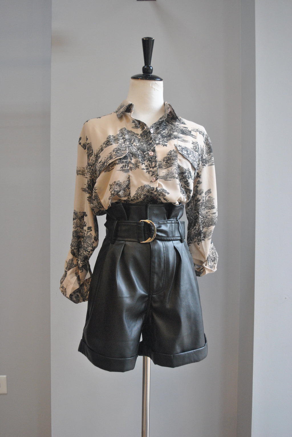 BLACK FAUX LEATHER HIGH WAISTED SHORTS WITH A BELT AND SIDE POCKETS