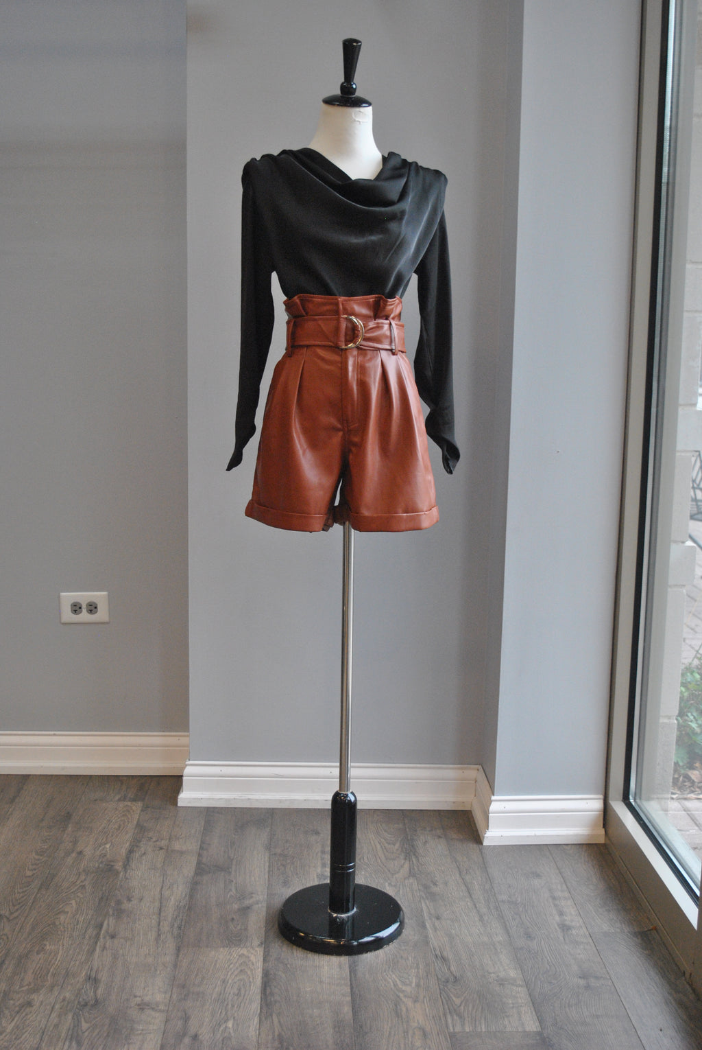 COGNAC FAUX LEATHER HIGH WAISTED SHORTS WITH SIDE POCKETS AND A BELT
