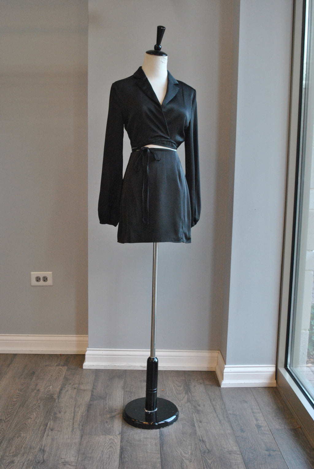 BLACK SILKY SET OF CROPPED JACKET TOP AND MINI SKIRT