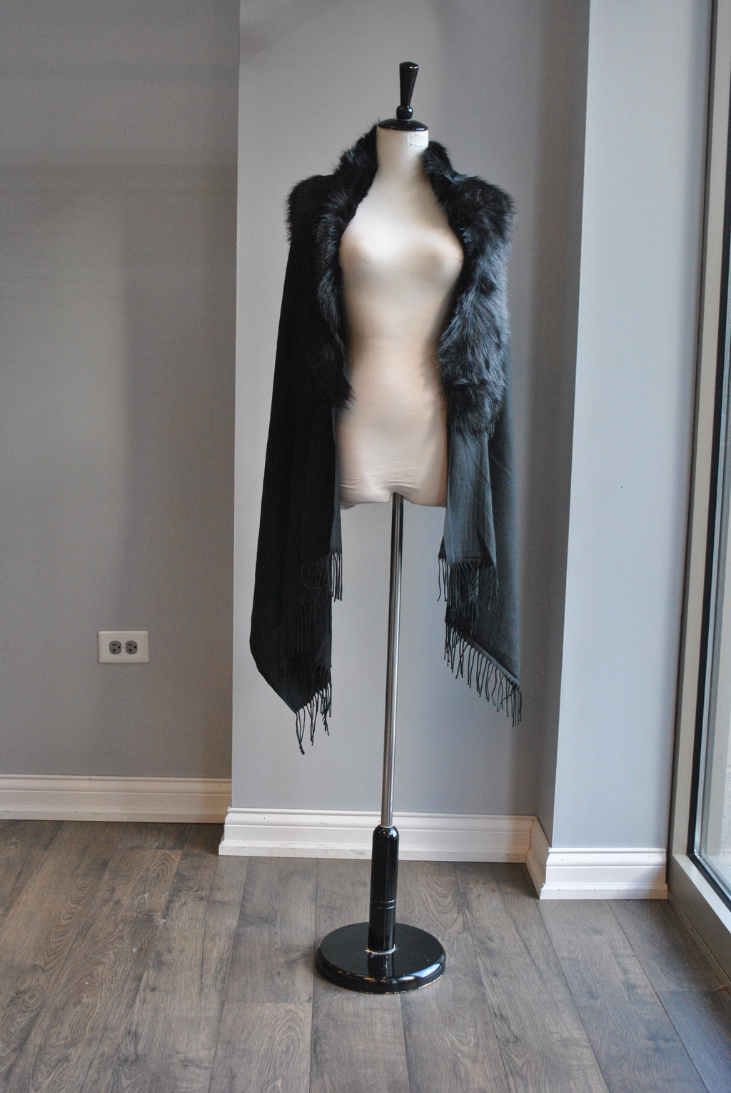 BLACK SHAWL WITH FAUX FUR