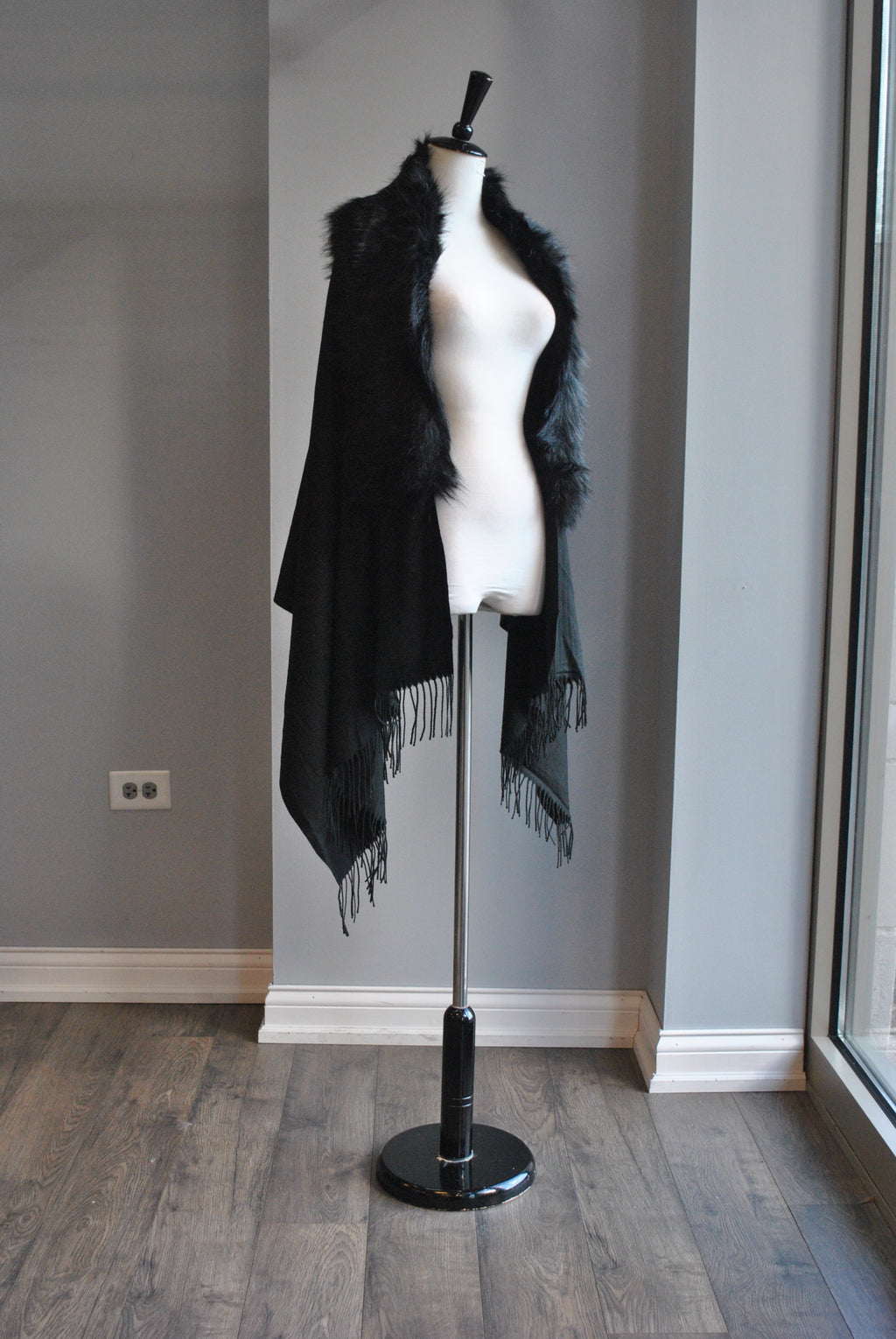 BLACK SHAWL WITH FAUX FUR