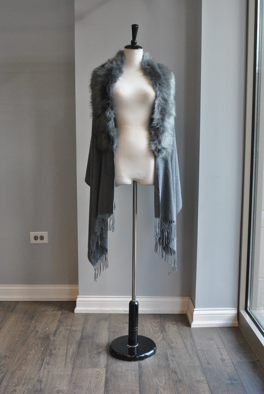 CHARCOAL GREY SHAWL WITH FAUX FUR