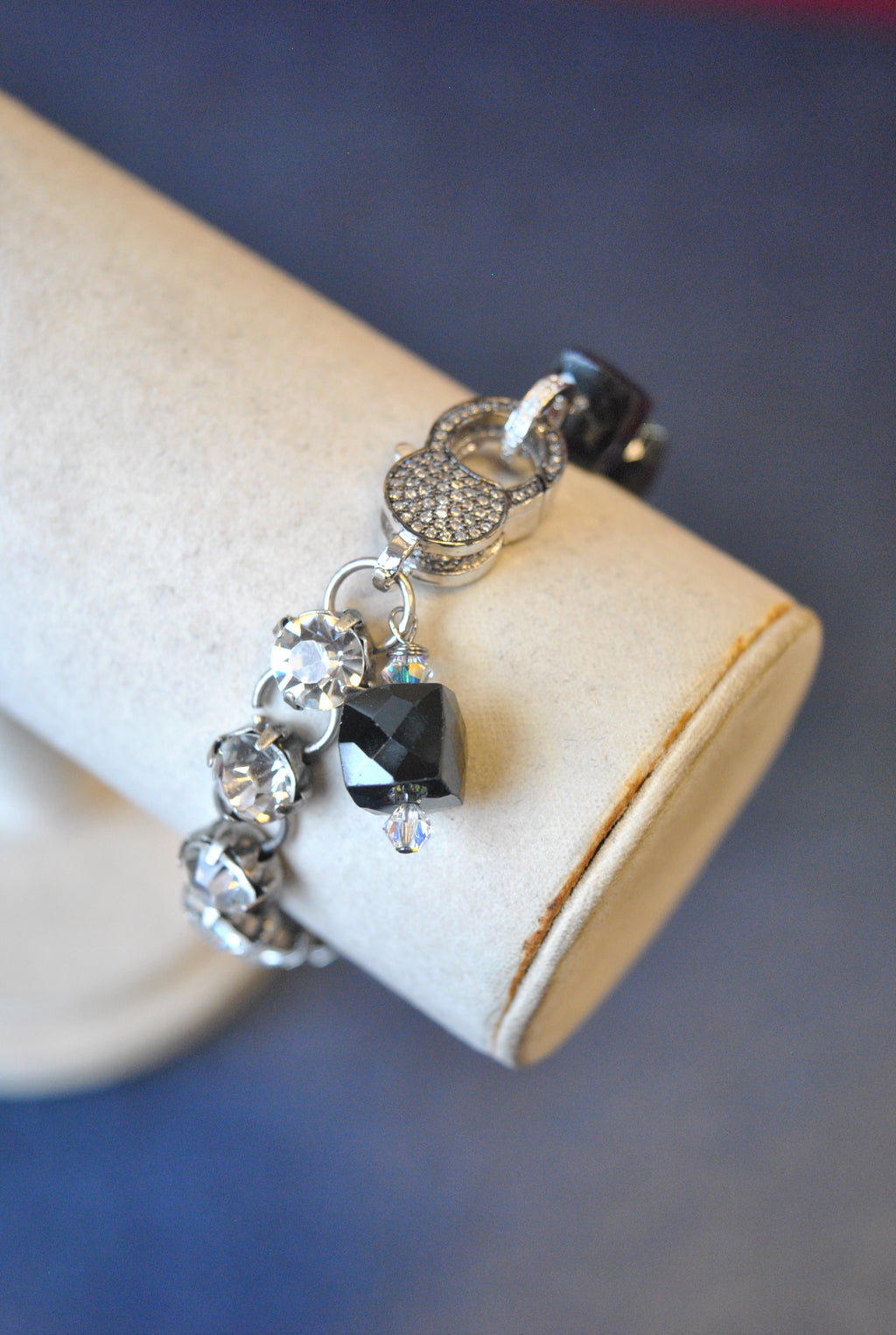 BLACK SPINEL AND CRYSTALS ASYMMETRIC BRACELET