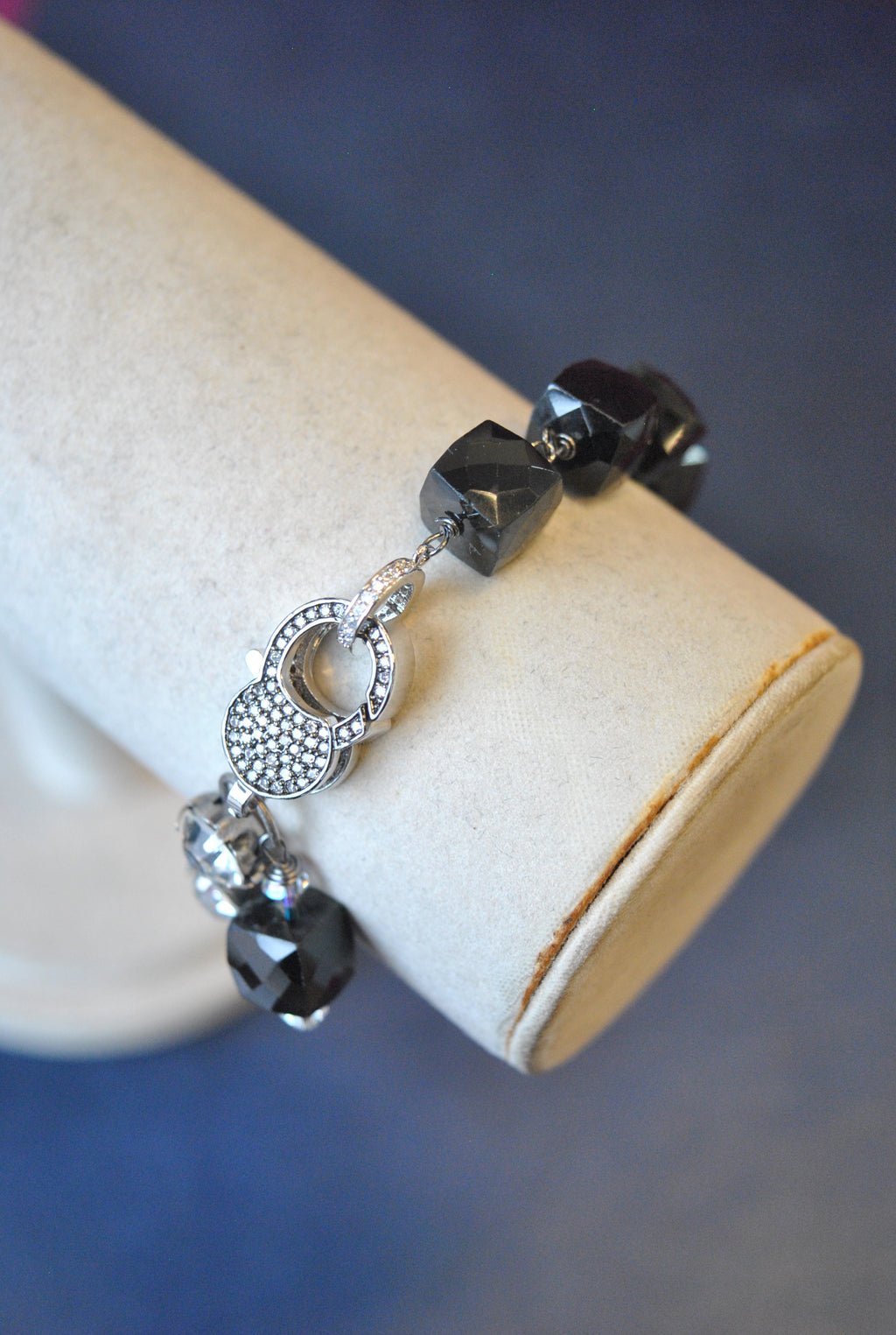 BLACK SPINEL AND CRYSTALS ASYMMETRIC BRACELET