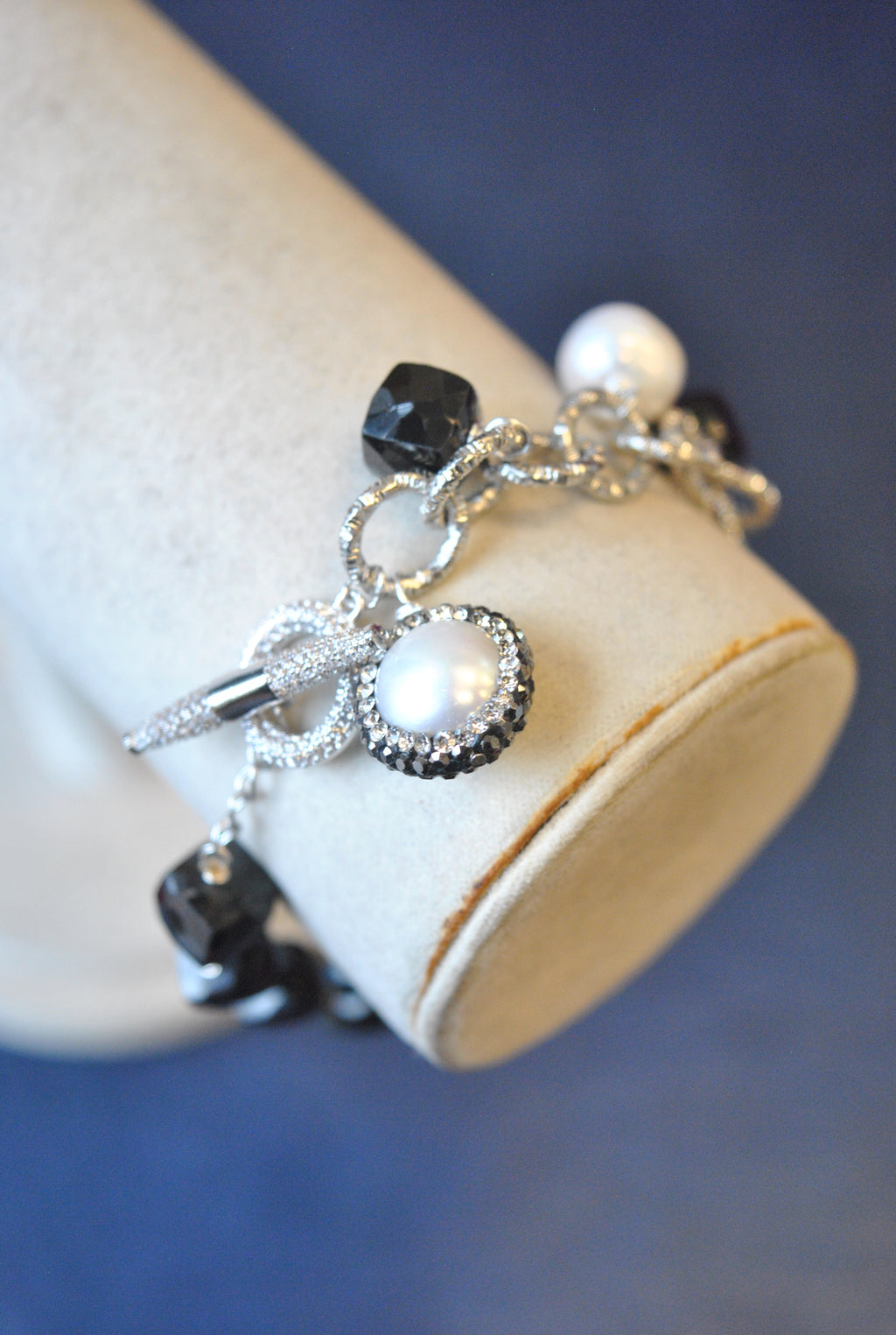 BLACK SPINEL AND WHITE FRESHWATER PEARLS ASYMMETRIC CHARM BRACELET