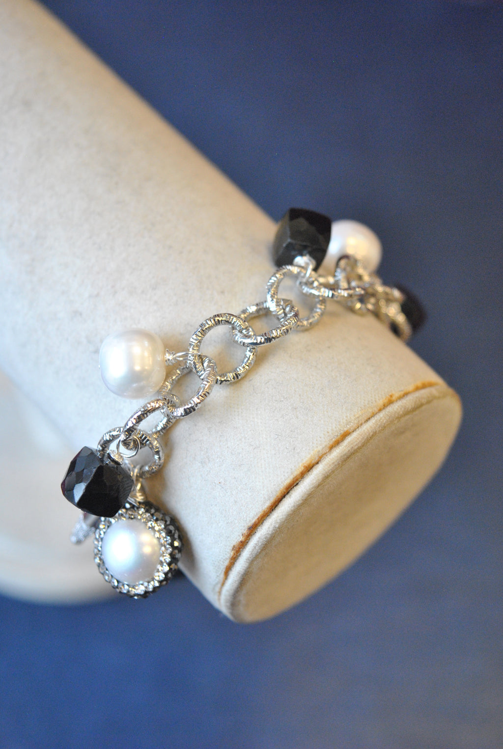 BLACK SPINEL AND WHITE FRESHWATER PEARLS ASYMMETRIC CHARM BRACELET