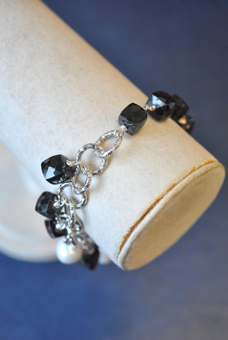 BLACK SPINEL AND WHITE FRESHWATER PEARLS ASYMMETRIC CHARM BRACELET