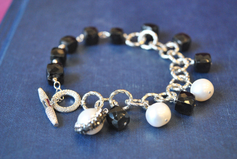 BLACK SPINEL AND WHITE FRESHWATER PEARLS ASYMMETRIC CHARM BRACELET
