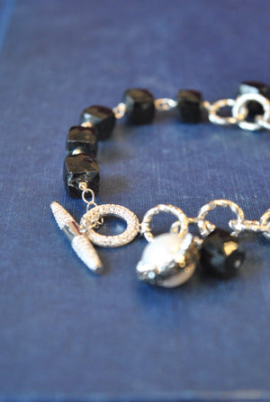 BLACK SPINEL AND WHITE FRESHWATER PEARLS ASYMMETRIC CHARM BRACELET