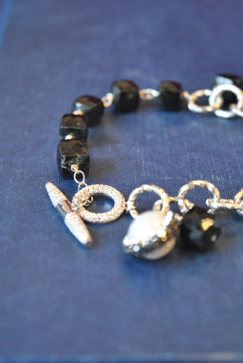 BLACK SPINEL AND WHITE FRESHWATER PEARLS ASYMMETRIC CHARM BRACELET