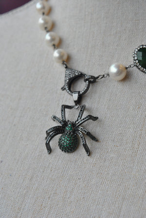 WHITE FRESHWATER PEARLS ASYMMETRIC NECKLACE WITH GREEN RHINESTONES SPIDER