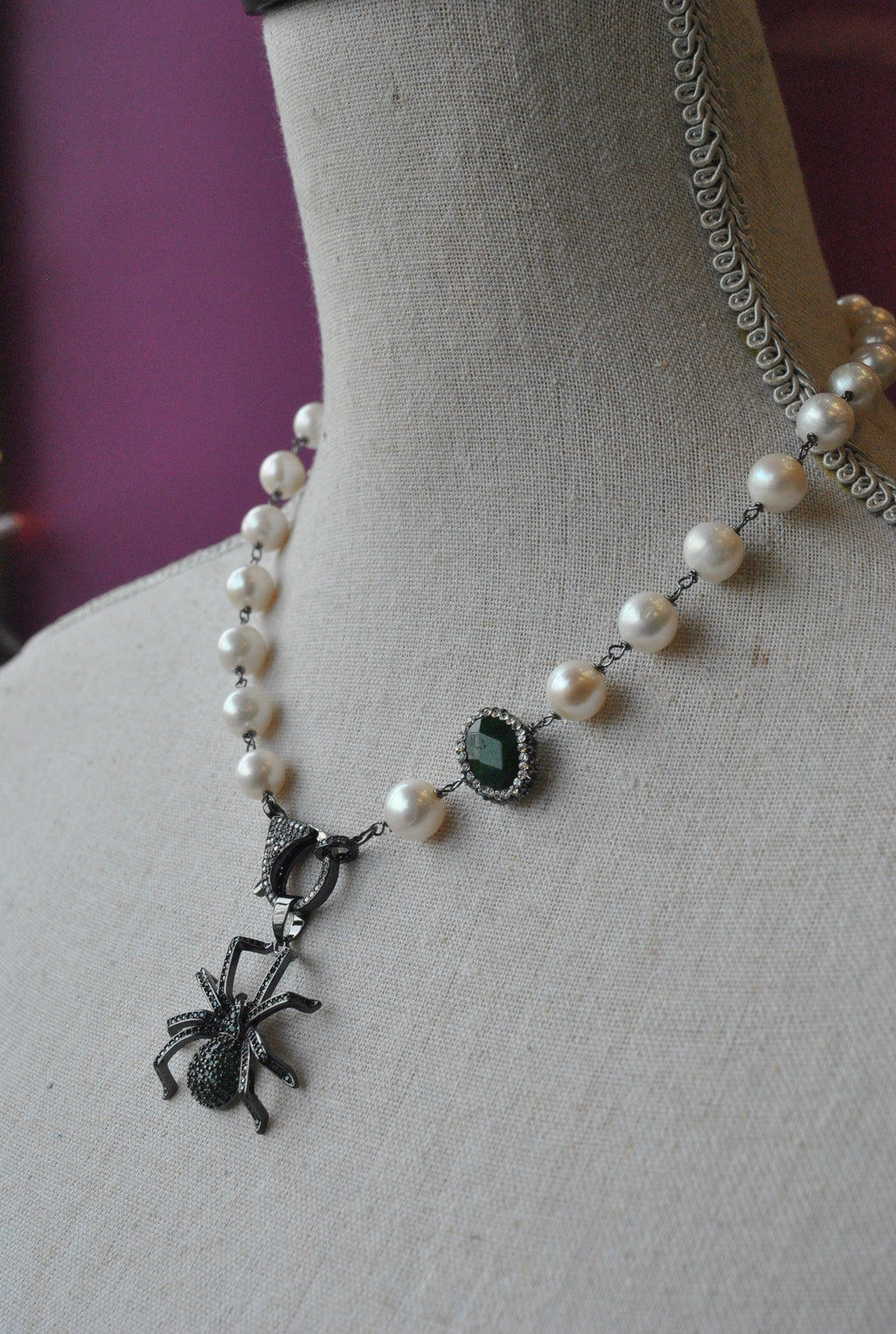 WHITE FRESHWATER PEARLS ASYMMETRIC NECKLACE WITH GREEN RHINESTONES SPIDER