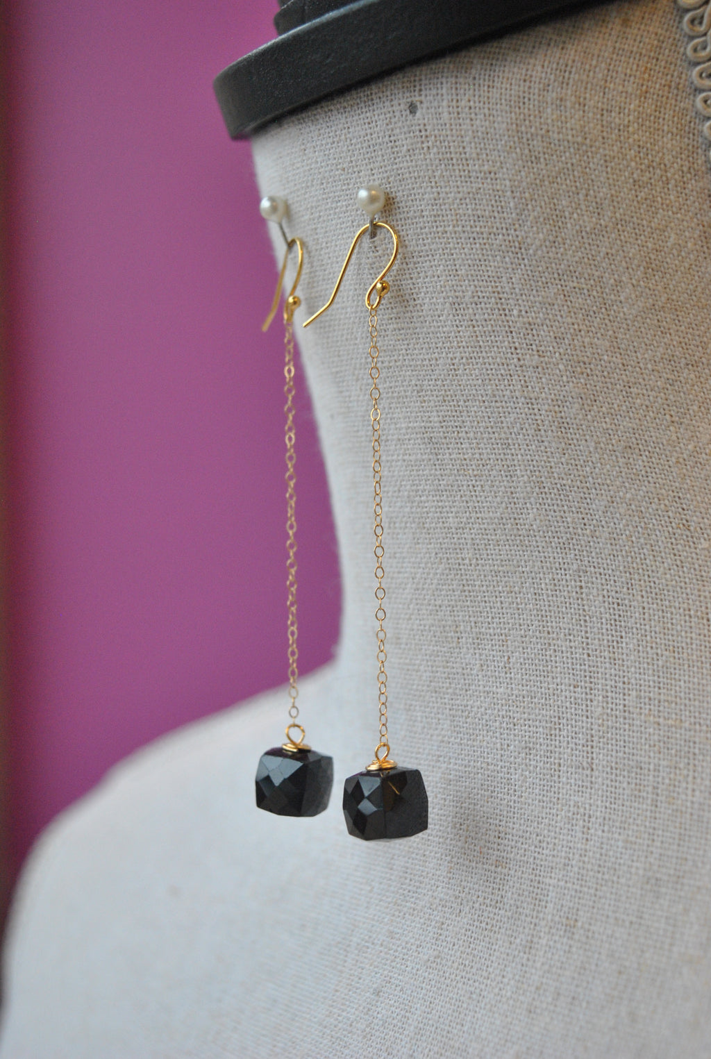 BLACK SPINEL LONG DELICATE LONG EARRINGS