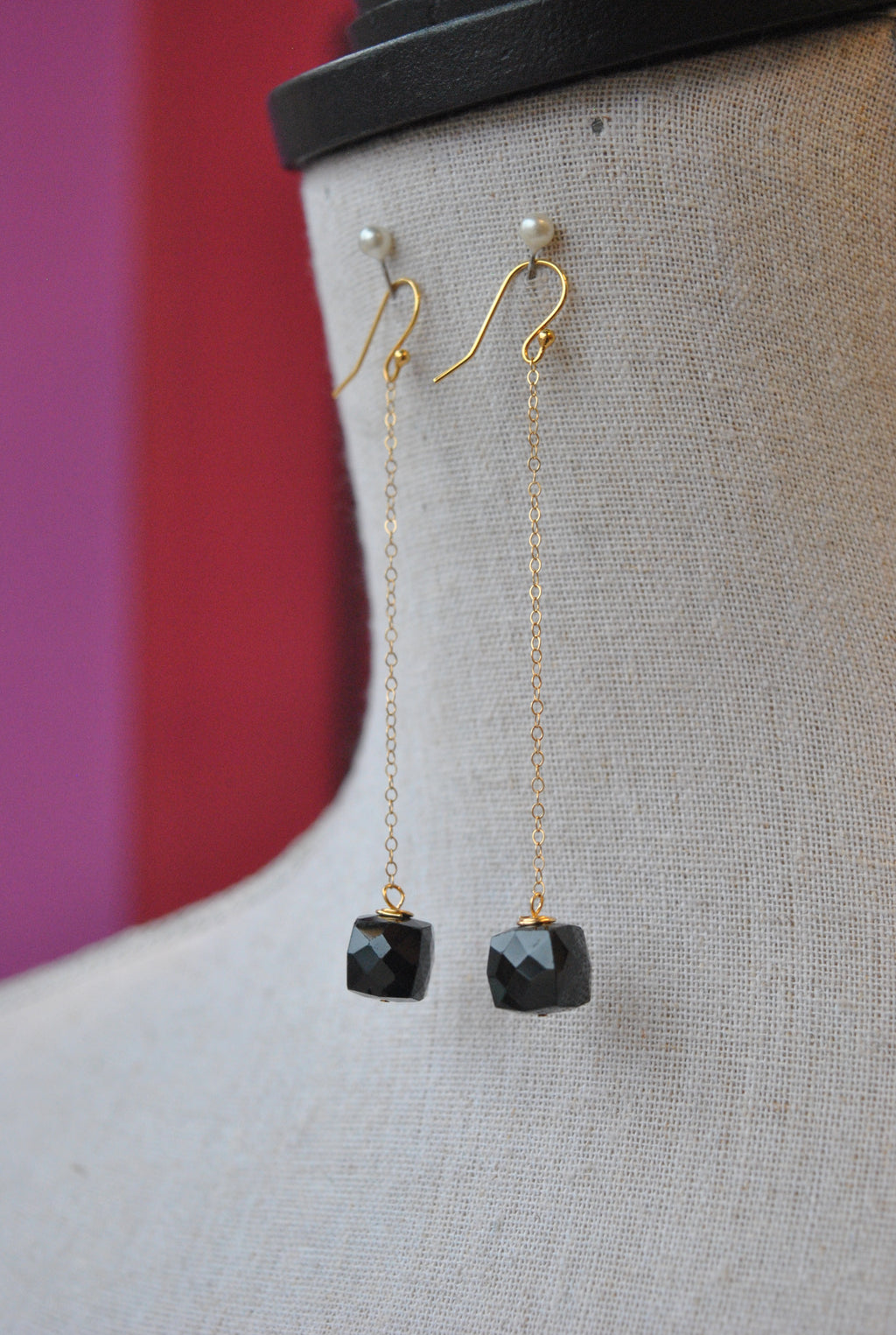 BLACK SPINEL LONG DELICATE LONG EARRINGS