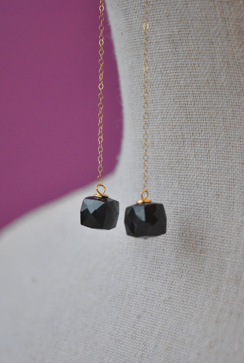 BLACK SPINEL LONG DELICATE LONG EARRINGS