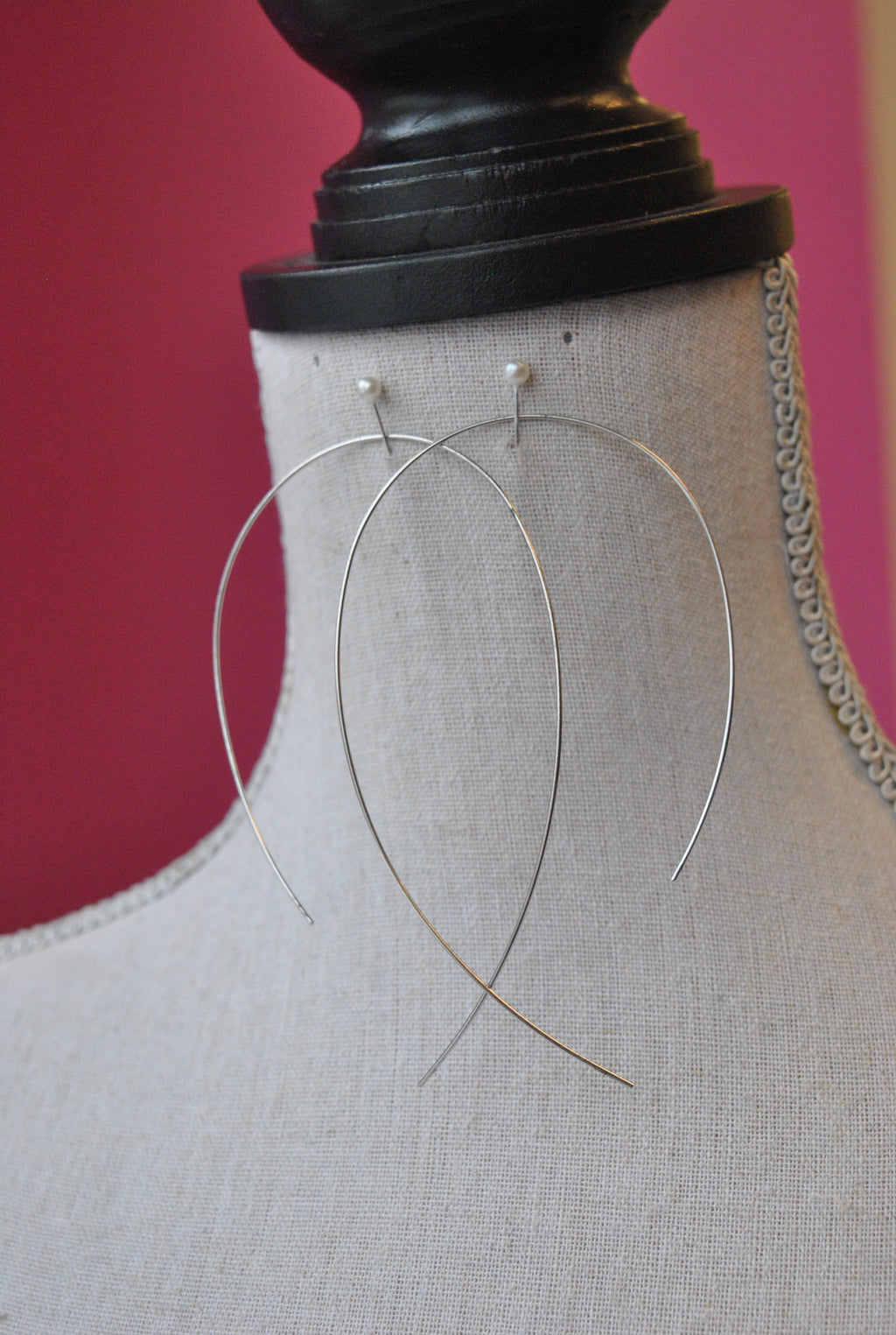 SIMPLE STATEMENT WIRE EARRINGS