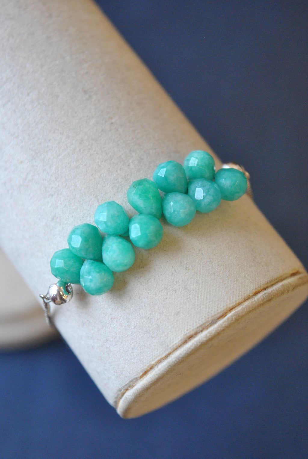 GREEN STONE TEARDROPS DELICATE ADJUSTABLE BRACELET