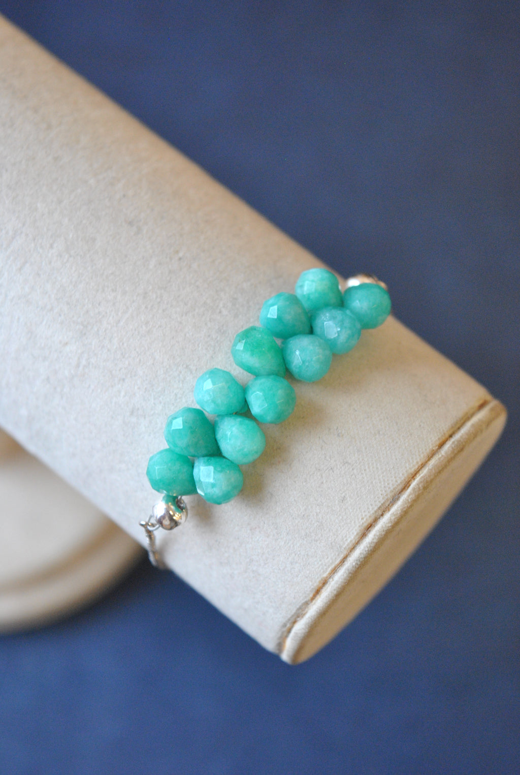 GREEN STONE TEARDROPS DELICATE ADJUSTABLE BRACELET