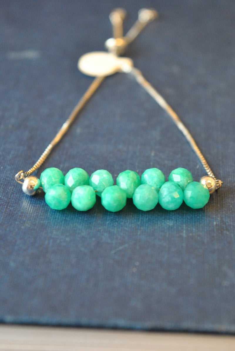 GREEN STONE TEARDROPS DELICATE ADJUSTABLE BRACELET