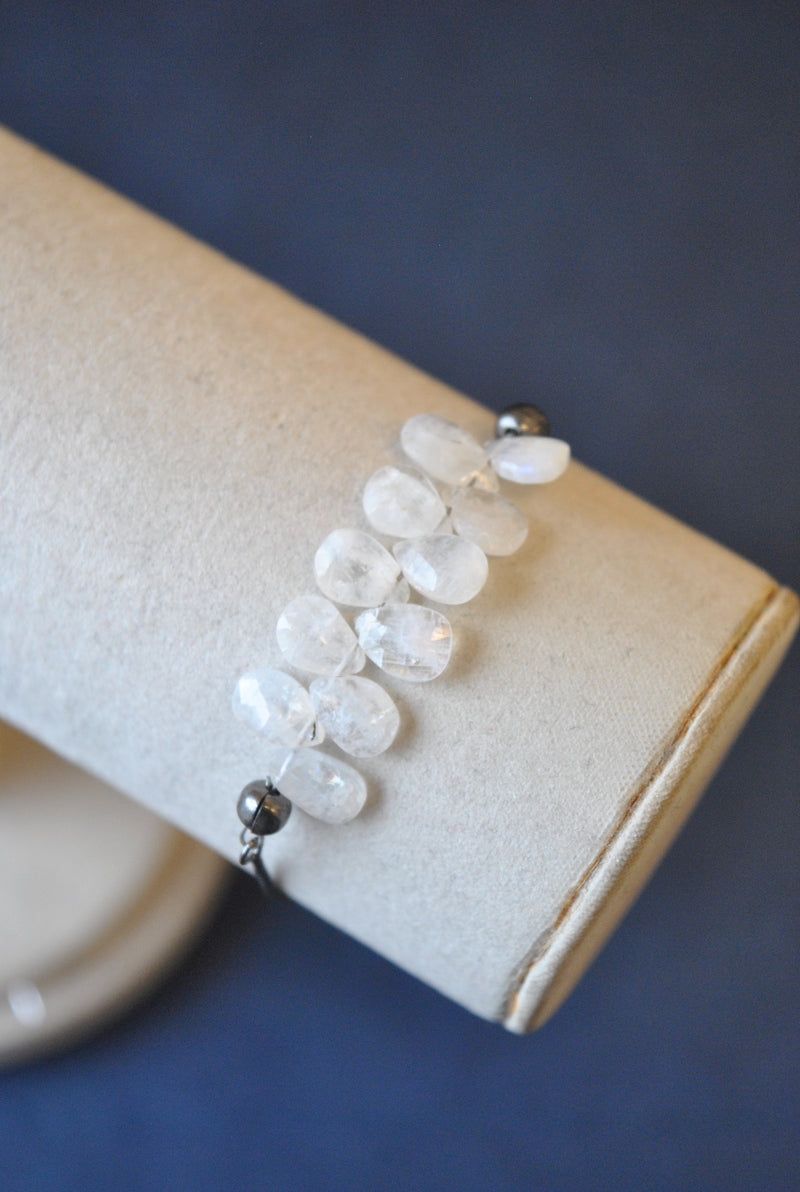 MOONSTONE TEARDROPS DELICATE ADJUSTABLE DELICATE BRACELET