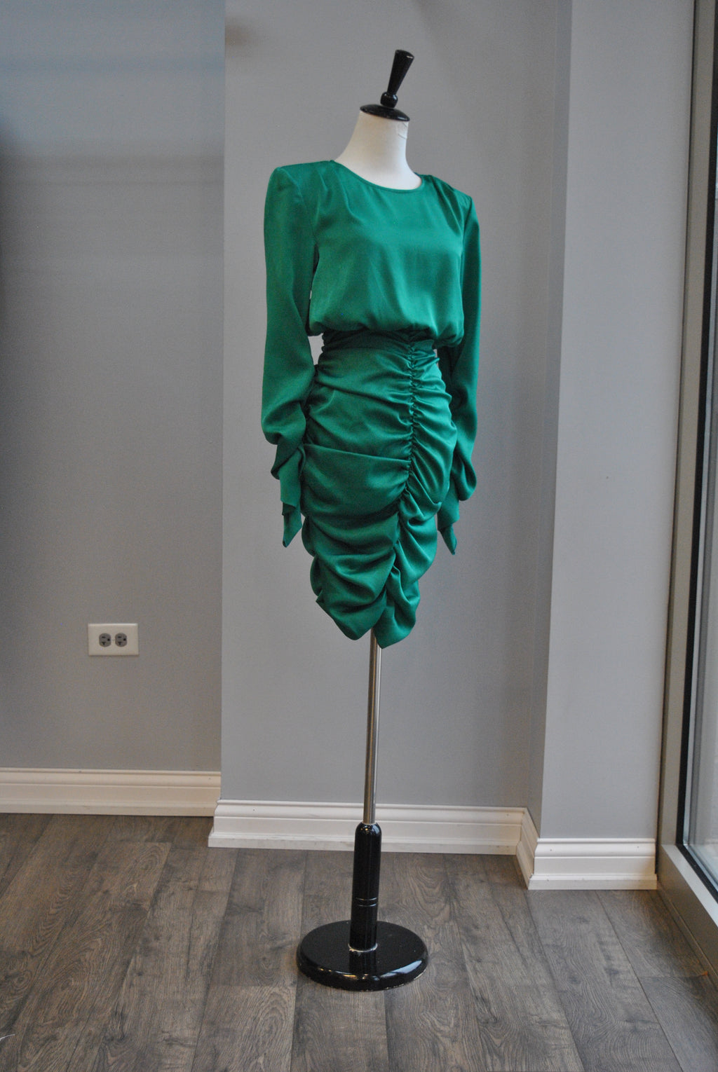 EMERALD GREEN SILKY PENCIL LENGTH DRESS WITH RUSHING