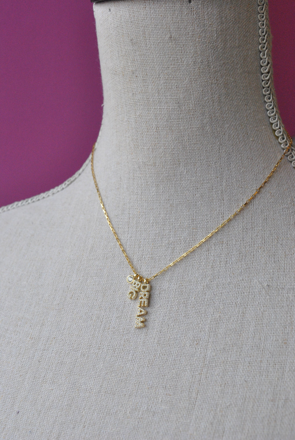 GOLD DELICATE NECKLACE WITH A "DREAM BIG" PENDANT