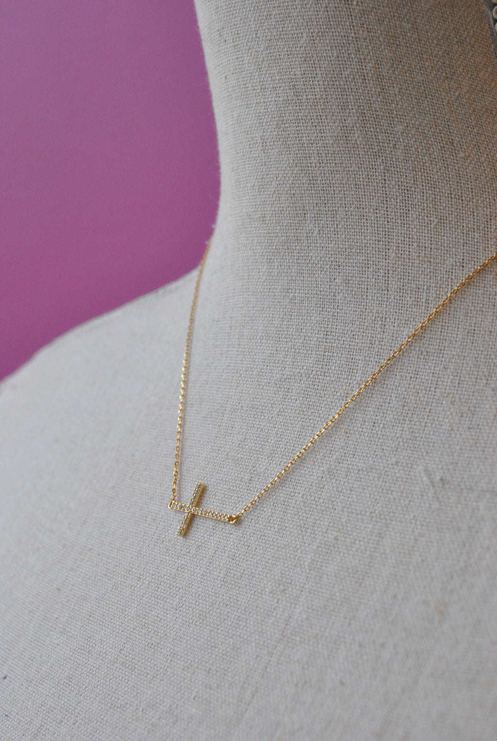 GOLD DELICATE NECKLACE WITH A CROSS PENDANT