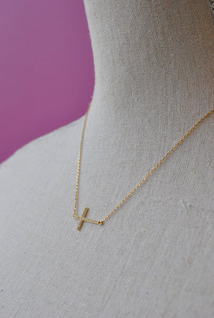 GOLD DELICATE NECKLACE WITH A CROSS PENDANT