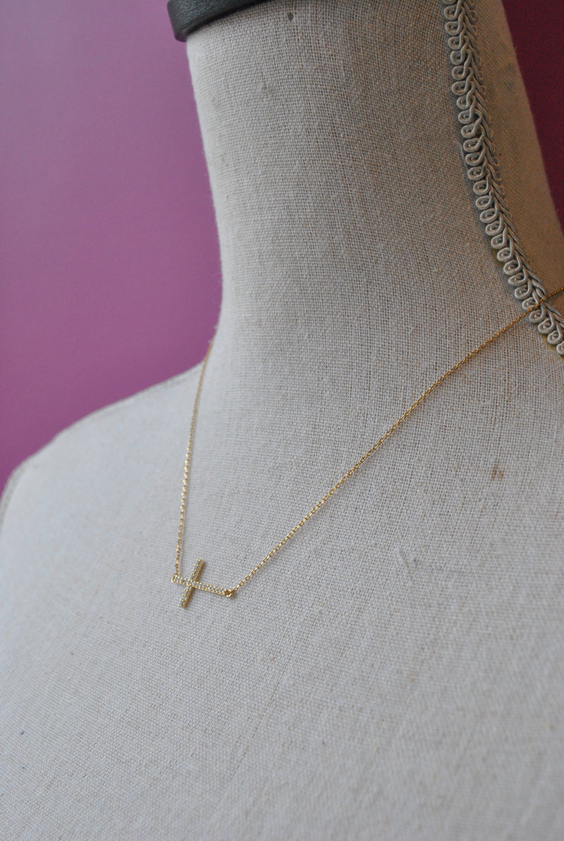 GOLD DELICATE NECKLACE WITH A CROSS PENDANT