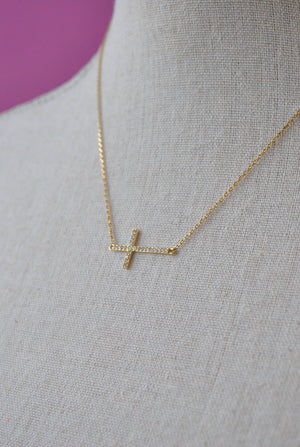 GOLD DELICATE NECKLACE WITH A CROSS PENDANT