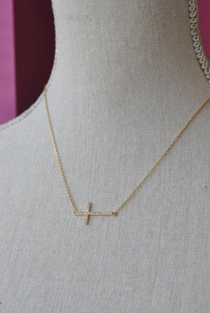 GOLD DELICATE NECKLACE WITH A CROSS PENDANT