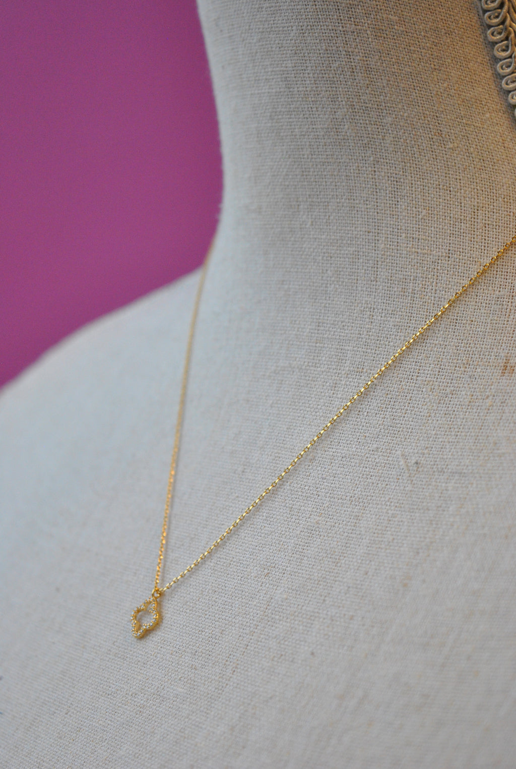 GOLD DELICATE NECKLACE WITH "FLEUR DE LIS" CHARM