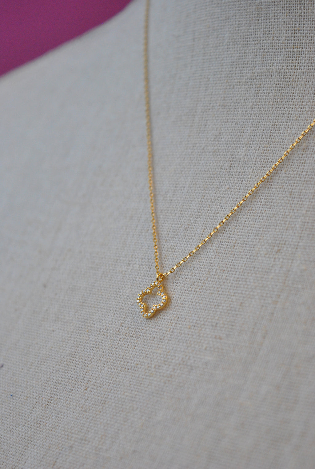 GOLD DELICATE NECKLACE WITH "FLEUR DE LIS" CHARM