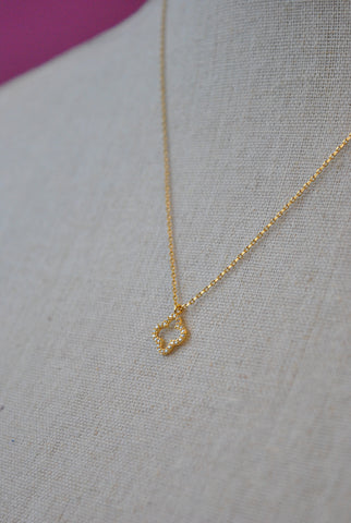 GOLD DELICATE NECKLACE WITH A CROSS PENDANT