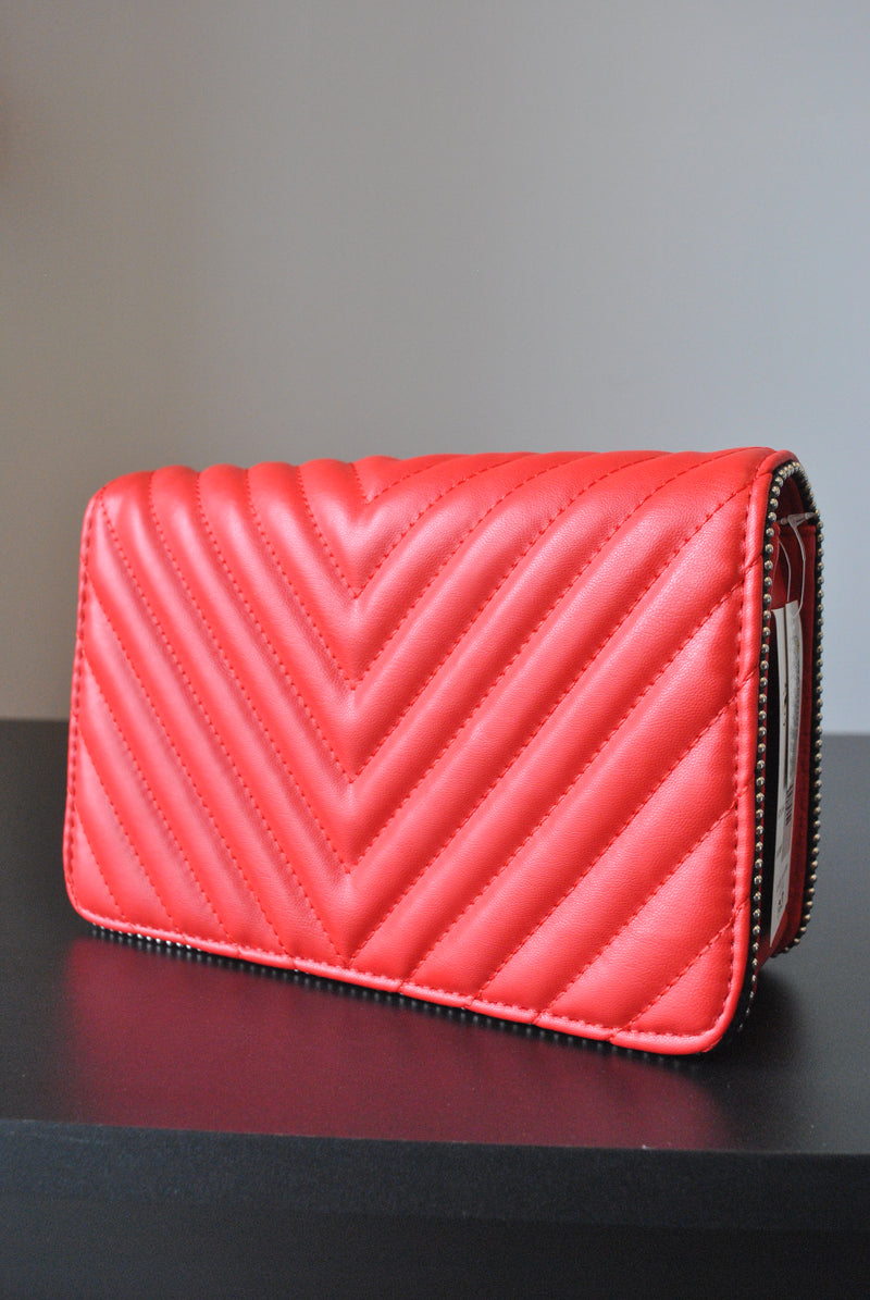 RED CROSSBODY HANDBAG WITH SILVER CHAIN – Le Obsession Boutique