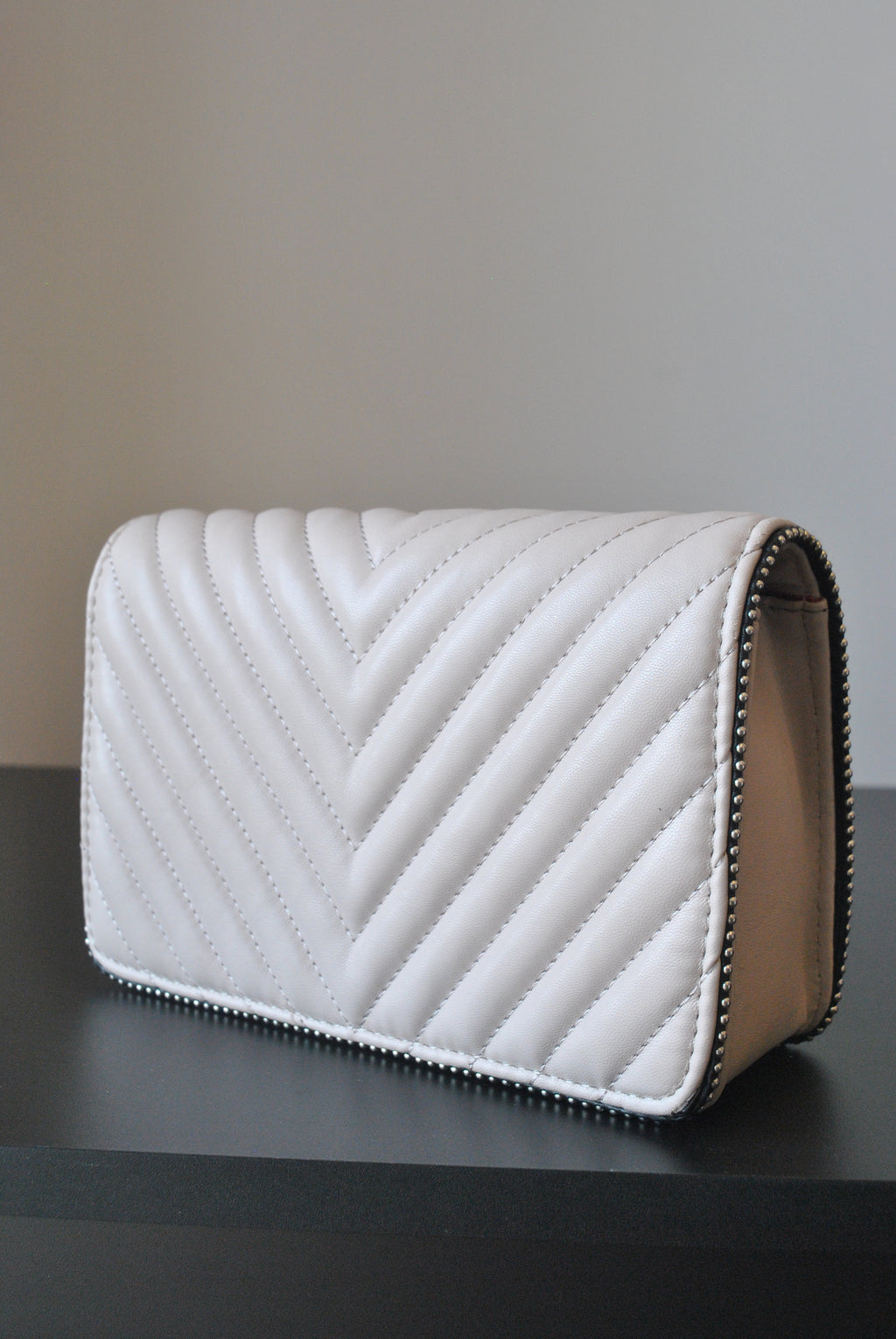 LIGHT BEIGE CROSSBODY / CLUTCH HANDBAG WITH SILVER CHAIN