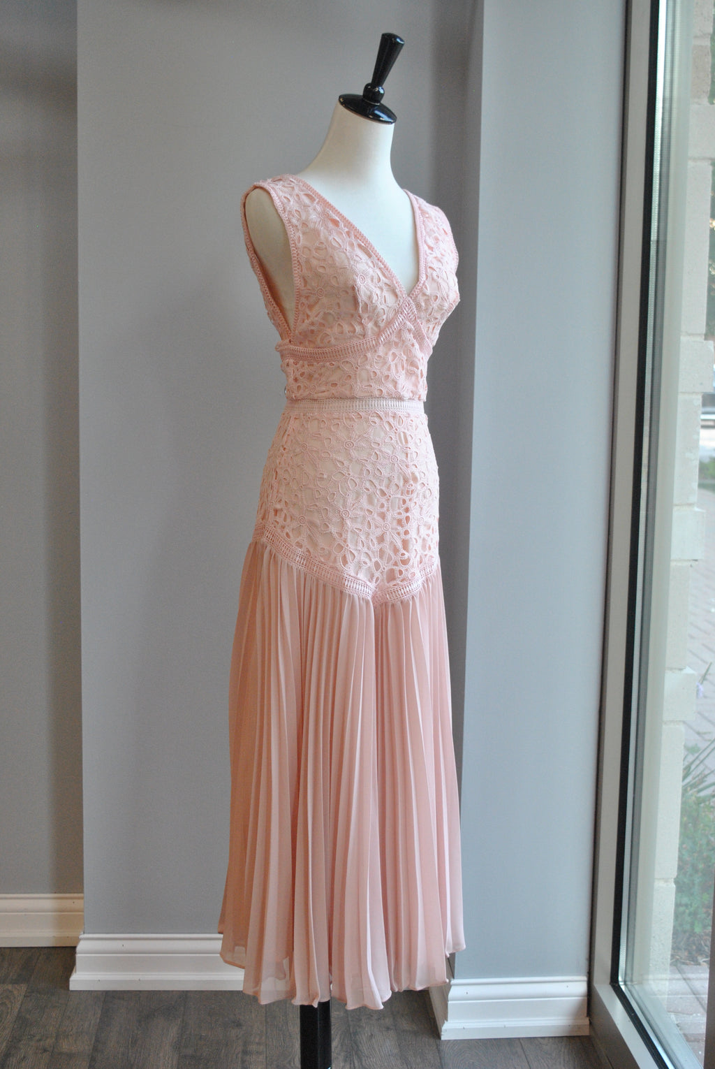 PEACH MIDI PLEATED DRESS WITH LACE DETAILS