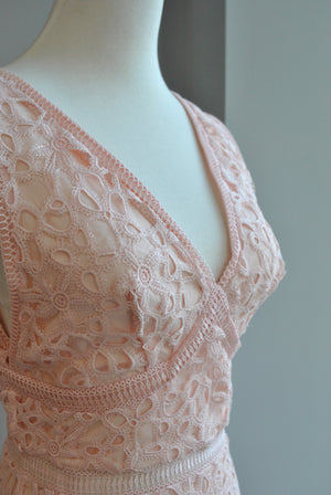 PEACH MIDI PLEATED DRESS WITH LACE DETAILS