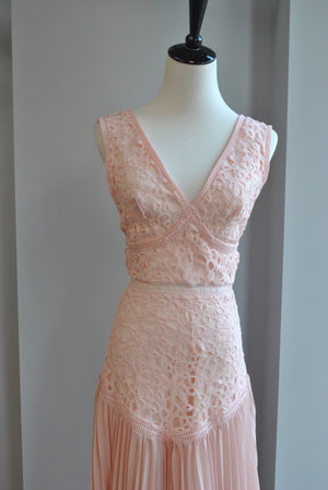 PEACH MIDI PLEATED DRESS WITH LACE DETAILS