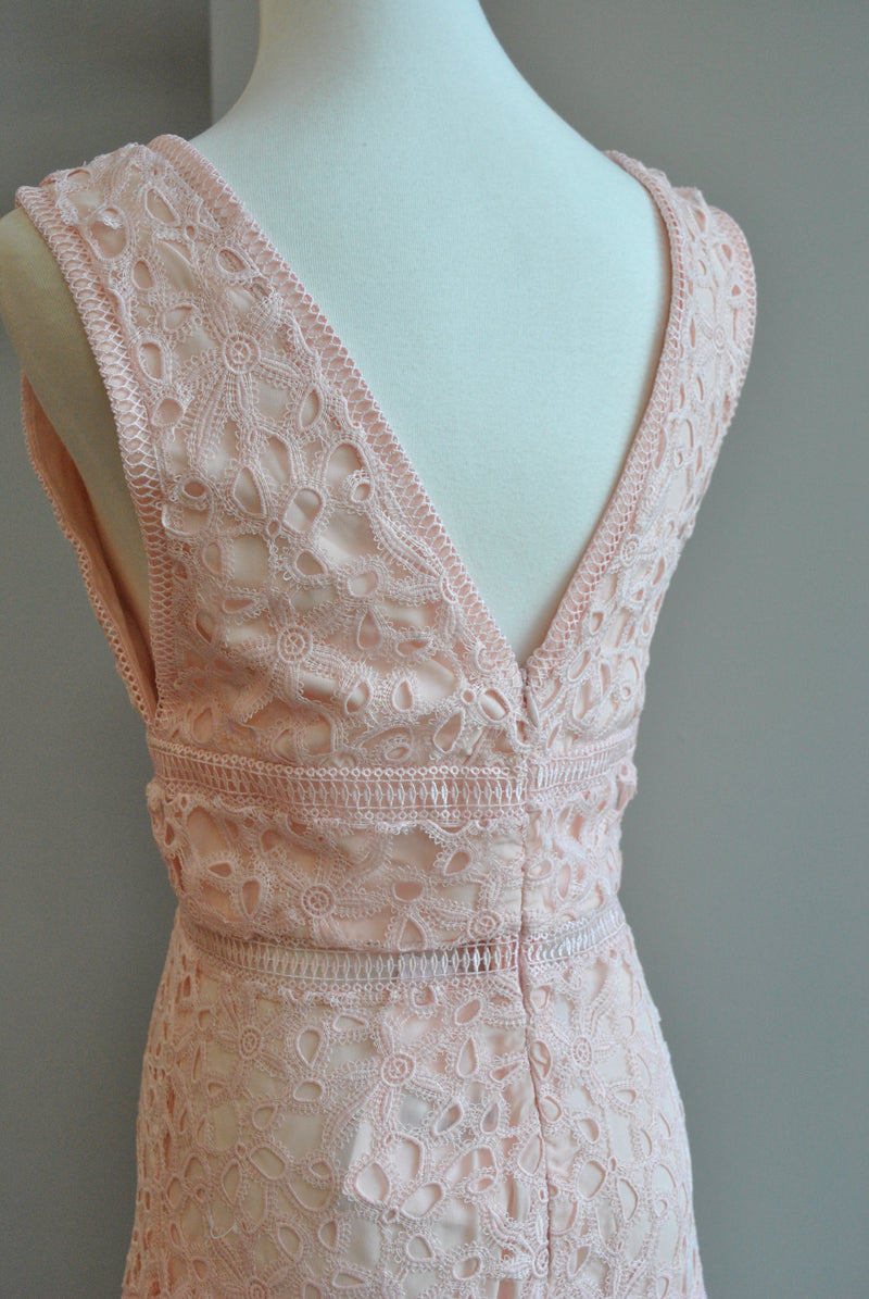 PEACH MIDI PLEATED DRESS WITH LACE DETAILS