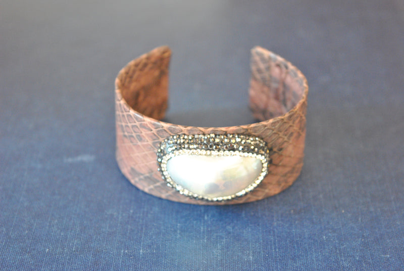 BROWN ECO LEATHER CUFF WITH MOTHER OF PEARLS AND SWAROVSKI CRYSTALS