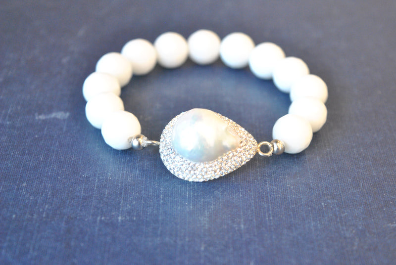 WHITE ONYX AND FREASHWATER PEARL WITH SWAROVSKI CRYSTALS STRETCHY BRACELET