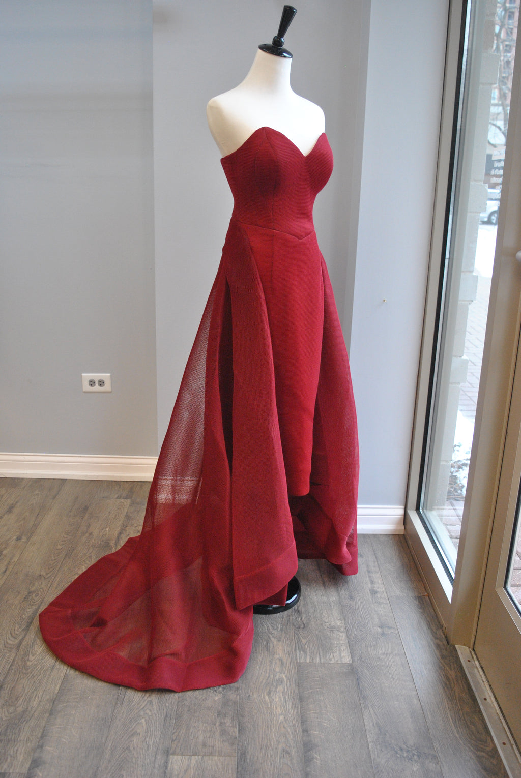 BURGUNDY STRAPLESS GOWN