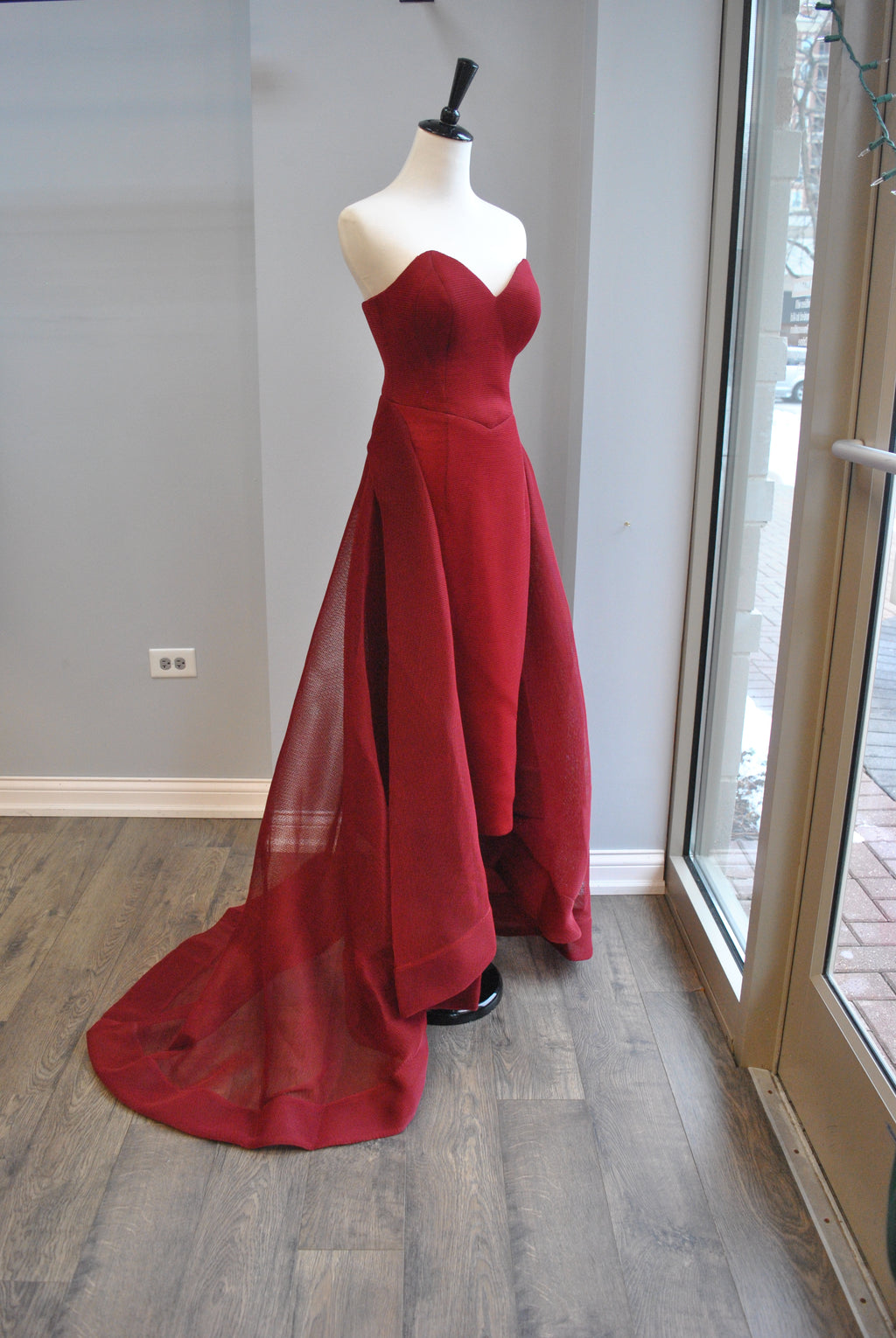 BURGUNDY STRAPLESS GOWN