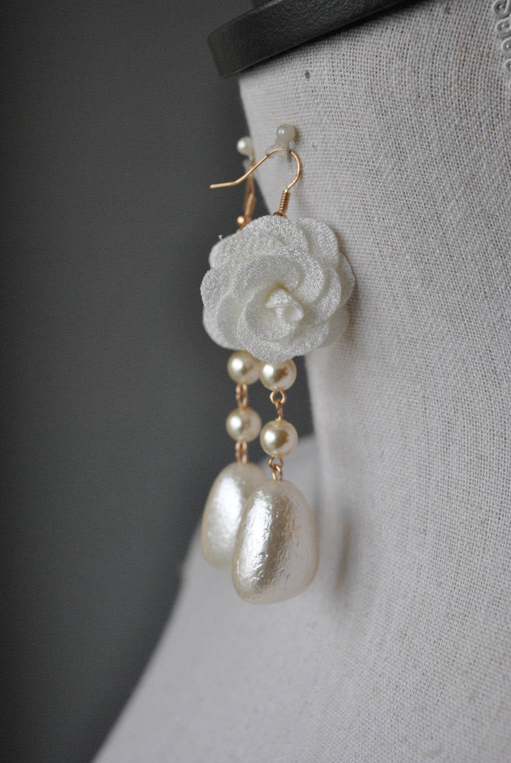 FASHION COLLECTION - WHITE FLOWER AND GLASS PEARL EARRINGS